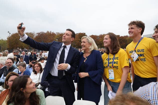 Jordan Bardella, Marine Le Pen: Celebrities at Pope Leo XIV’s grand Mass on the Place de la Concorde in Paris on September 26, 2026. Between the Avenue des Champs-Élysées and the Place de la Concorde, 700,000 faithful and onlookers, from all corners of the globe, gathered to attend the Mass celebrated by the Holy Father. The apostolic journey, from September 25 to 28, 2026, will continue in Lourdes and Metz. Jacovides Moreau Bestimage Celebrities attending the grand Mass celebrated by Pope Leo XIV at the Place de la Concorde in Paris on September 26, 2026. Between the Avenue des Champs-Élysées and the Place de la Concorde, 700,000 worshippers and onlookers from around the world gathered to attend the Mass celebrated by the Holy Father. The  Copyright: xJACOVIDES-MOREAUx xBESTIMAGExJACOVIDES-MOREAUx xBESTIMAGEx