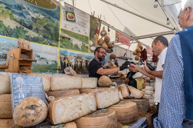 September 26, 2026, Turin, To, Italy: A cheese stand at the Terra Madre event, the tasting event organized by Slow Food in the city center. Turin, September 26, 2026 Turin Italy  - ZUMAa289 20260926_zia_a289_203 Copyright: xSelenexDanielex xAgfx