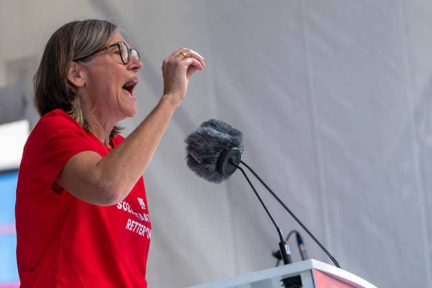 DGB Bavaria: Hard-Earned Large Rally, Nuremberg, September 26, 2026: Christiane Benner, President of IG Metall, speaks with her fist raised at a rally from a lectern. The union leader wears a red T-shirt with a solidarity slogan and addresses the audience with passion. Nuremberg, Bavaria, Germany 20260926-1V9A9877-M4000