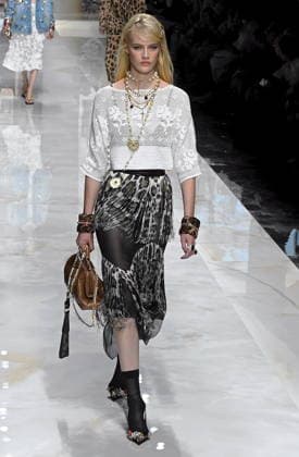 MFW - Dolce & Gabbana Runway Dolce & Gabbana presents its Women s Fashion Show during Milan Women s Fashion Week Spring Summer 2027 in Milan, Italy on September 26, 2026. Photo by Maurizio Maule IPA ABACAPRESS.COM Milan Italy  Copyright: xMaulexMaurizio IPA ABACAx