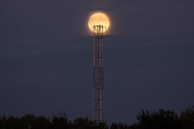 Full harvest Moon rises above the Slovak-Ukrainian border CIERNA, SLOVAKIA - SEPTEMBER 26: The full Harvest Moon rises above an antenna tower near the Slovak-Ukrainian border at the outskirts of Cierna, Slovakia, on September 26, 2026. The orange-hued Moon, with its prominent craters and dark lunar plains visible, appears above the village as evening falls. Known as the Harvest Moon, September’s full moon is traditionally associated with the full moon closest to the autumnal equinox and historically provided farmers with additional light for working in the fields after sunset. Robert Nemeti Anadolu Cierna Slovakia. Editorial use only. Please get in touch for any other usage.  Copyright: x2026xAnadoluxRobertxNemetix