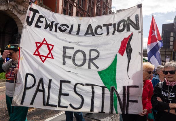 September 26, 2026, Manchester, United Kingdom: Protesters hold a Jewish action for Palestine banner during the rally. Activists in Manchester march for Stand Up To Racism against the far right. In addition to anti-racist slogans promoting diversity and migrant rights, demonstrators carried banners of the RNLI (Royal National Lifeboat Institution) following recent Patriot Platform protests. The broad coalition of trade unions, community groups, and political organisations featured prominent banners from BECTU (Broadcasting, Entertainment, Communications and Theatre Union) and Jewish Voice for Labour (JVL). Manchester, United Kingdom. Manchester United Kingdom - ZUMAs197 20260926_aaa_s197_209 Copyright: xGaryxRobertsx