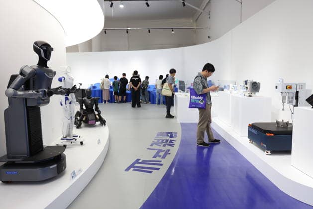 SHANGHAI, CHINA - SEPTEMBER 26: Visitors observe exhibits at the Yi Yangqianxi Creative Concept Experience Space during the 2026 World Design Cities Conference on September 26, 2026 in Shanghai, China. The main exhibition of the conference opened to the public, featuring the Shanghai Design 100+ special section which showcases over one hundred design achievements across industries including industrial design, digital creativity, urban renewal, and cultural consumption.  Copyright: xVCGx 111669823074