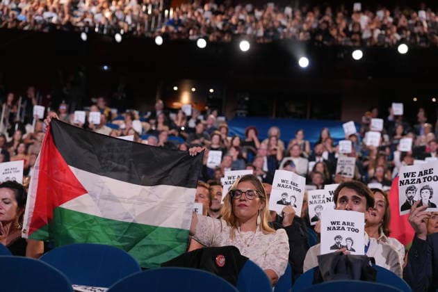 San Sebastián Film Festival Closing Ceremony: Participants at the closing ceremony hold up signs protesting the genocide in Palestine during the San Sebastián Film Festival closing ceremony at the Victoria Eugenia Theater on September 26, 2026, in San Sebastián, Guipúzcoa, Basque Country, Spain. The festival held its 74th edition from September 18 to 26, 2026. This year, it screened a total of 263 films from 47 countries and marked José Luis Rebordinos’ final edition as director, after 16 years at the helm of the festival. SEPTEMBER 26, 2026 Spain  Copyright: xUnanuex 7802719