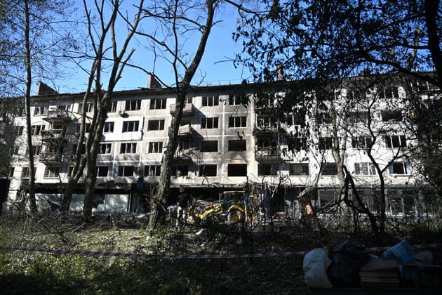 Russian drone attack damages supermarket and apartment block in Kyiv An apartment block in the Solomianskyi district is damaged by a Russian drone attack, Kyiv, Ukraine, September 26, 2026. During the morning assault on the capital, a Russian drone exploded close to the residential building. A fire covering 400 square metres broke out, destroying a supermarket on the ground floor and spreading to apartments up to the third floor. Four people were injured, and 20 others were rescued., Credit:Yevhen Kotenko Ukrinform Avalon Ukraine, Kyiv  Copyright: xYevhenxKotenkox xUkrinformx xAvalonx 1138488778