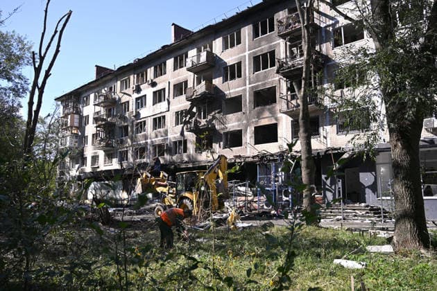 Russian drone attack damages supermarket and apartment block in Kyiv Municipal workers deal with the consequences of a Russian drone attack in the Solomianskyi district, Kyiv, Ukraine, September 26, 2026. During the morning assault on the capital, a Russian drone exploded close to the residential building. A fire covering 400 square metres broke out, destroying a supermarket on the ground floor and spreading to apartments up to the third floor. Four people were injured, and 20 others were rescued., Credit:Yevhen Kotenko Ukrinform Avalon Ukraine, Kyiv  Copyright: xYevhenxKotenkox xUkrinformx xAvalonx 1138488786