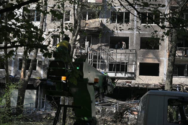 Russian drone attack damages supermarket and apartment block in Kyiv Municipal workers deal with the consequences of a Russian drone attack in the Solomianskyi district, Kyiv, Ukraine, September 26, 2026. During the morning assault on the capital, a Russian drone exploded close to the residential building. A fire covering 400 square metres broke out, destroying a supermarket on the ground floor and spreading to apartments up to the third floor. Four people were injured, and 20 others were rescued., Credit:Yevhen Kotenko Ukrinform Avalon Ukraine, Kyiv  Copyright: xYevhenxKotenkox xUkrinformx xAvalonx 1138488797
