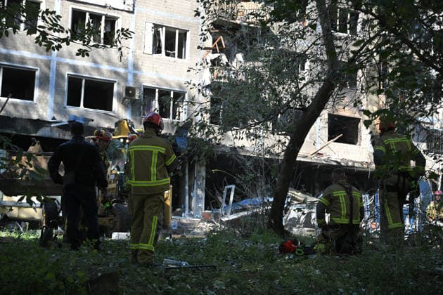 Russian drone attack damages supermarket and apartment block in Kyiv State Emergency Service rescuers work outside a five-storey apartment block in the Solomianskyi district, damaged by a Russian drone attack, Kyiv, Ukraine, September 26, 2026. During the morning assault on the capital, a Russian drone exploded close to the residential building. A fire covering 400 square metres broke out, destroying a supermarket on the ground floor and spreading to apartments up to the third floor. Four people were injured, and 20 others were rescued., Credit:Yevhen Kotenko Ukrinform Avalon Ukraine, Kyiv  Copyright: xYevhenxKotenkox xUkrinformx xAvalonx 1138488804