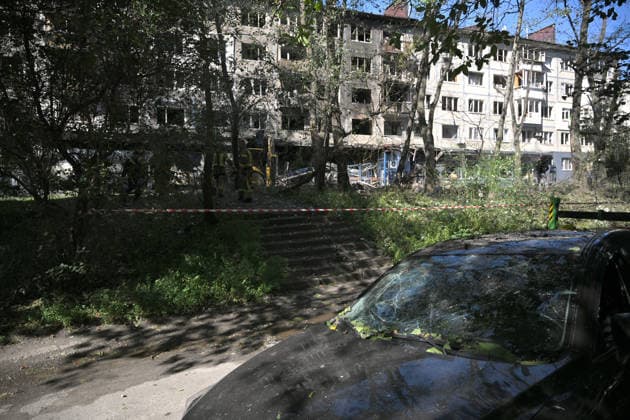 Russian drone attack damages supermarket and apartment block in Kyiv An apartment block in the Solomianskyi district is damaged by a Russian drone attack, Kyiv, Ukraine, September 26, 2026. During the morning assault on the capital, a Russian drone exploded close to the residential building. A fire covering 400 square metres broke out, destroying a supermarket on the ground floor and spreading to apartments up to the third floor. Four people were injured, and 20 others were rescued., Credit:Yevhen Kotenko Ukrinform Avalon Ukraine, Kyiv  Copyright: xYevhenxKotenkox xUkrinformx xAvalonx 1138488790