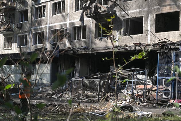 Russian drone attack damages supermarket and apartment block in Kyiv A municipal worker looks at a five-storey apartment block in the Solomianskyi district, damaged by a Russian drone attack, Kyiv, Ukraine, September 26, 2026. During the morning assault on the capital, a Russian drone exploded close to the residential building. A fire covering 400 square metres broke out, destroying a supermarket on the ground floor and spreading to apartments up to the third floor. Four people were injured, and 20 others were rescued., Credit:Yevhen Kotenko Ukrinform Avalon Ukraine, Kyiv  Copyright: xYevhenxKotenkox xUkrinformx xAvalonx 1138488793