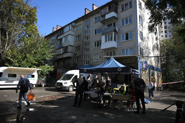 Russian drone attack damages supermarket and apartment block in Kyiv Residents report damage to police near a five-storey apartment block in the Solomianskyi district after a Russian drone attack, Kyiv, Ukraine, September 26, 2026. During the morning assault on the capital, a Russian drone exploded close to the residential building. A fire covering 400 square metres broke out, destroying a supermarket on the ground floor and spreading to apartments up to the third floor. Four people were injured, and 20 others were rescued., Credit:Yevhen Kotenko Ukrinform Avalon Ukraine, Kyiv  Copyright: xYevhenxKotenkox xUkrinformx xAvalonx 1138488801