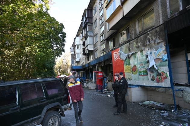 Russian drone attack damages supermarket and apartment block in Kyiv Police officers stand guard near a supermarket on the ground floor of a five-storey apartment block in the Solomianskyi district, damaged by a Russian drone attack, Kyiv, Ukraine, September 26, 2026. During the morning assault on the capital, a Russian drone exploded close to the residential building. A fire covering 400 square metres broke out, destroying a supermarket on the ground floor and spreading to apartments up to the third floor. Four people were injured, and 20 others were rescued., Credit:Yevhen Kotenko Ukrinform Avalon Ukraine, Kyiv  Copyright: xYevhenxKotenkox xUkrinformx xAvalonx 1138488810