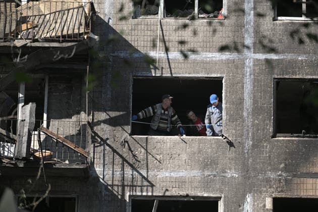 Russian drone attack damages supermarket and apartment block in Kyiv Municipal workers measure dimensions for a board that will replace a window in a five-storey apartment block in the Solomianskyi district, shattered by a Russian drone attack, Kyiv, Ukraine, September 26, 2026. During the morning assault on the capital, a Russian drone exploded close to the residential building. A fire covering 400 square metres broke out, destroying a supermarket on the ground floor and spreading to apartments up to the third floor. Four people were injured, and 20 others were rescued., Credit:Yevhen Kotenko Ukrinform Avalon Ukraine, Kyiv  Copyright: xYevhenxKotenkox xUkrinformx xAvalonx 1138488815