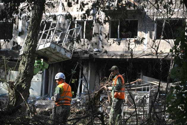 Russian drone attack damages supermarket and apartment block in Kyiv Municipal workers deal with the consequences of a Russian drone attack in the Solomianskyi district, Kyiv, Ukraine, September 26, 2026. During the morning assault on the capital, a Russian drone exploded close to the residential building. A fire covering 400 square metres broke out, destroying a supermarket on the ground floor and spreading to apartments up to the third floor. Four people were injured, and 20 others were rescued., Credit:Yevhen Kotenko Ukrinform Avalon Ukraine, Kyiv  Copyright: xYevhenxKotenkox xUkrinformx xAvalonx 1138488820