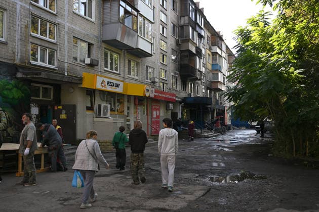 Russian drone attack damages supermarket and apartment block in Kyiv People walk past a five-storey apartment block in the Solomianskyi district, damaged by a Russian drone attack, Kyiv, Ukraine, September 26, 2026. During the morning assault on the capital, a Russian drone exploded close to the residential building. A fire covering 400 square metres broke out, destroying a supermarket on the ground floor and spreading to apartments up to the third floor. Four people were injured, and 20 others were rescued., Credit:Yevhen Kotenko Ukrinform Avalon Ukraine, Kyiv  Copyright: xYevhenxKotenkox xUkrinformx xAvalonx 1138488831