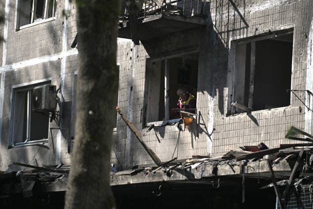 Russian drone attack damages supermarket and apartment block in Kyiv A municipal worker stands in a window in a five-storey apartment block in the Solomianskyi district, shattered by a Russian drone attack, Kyiv, Ukraine, September 26, 2026. During the morning assault on the capital, a Russian drone exploded close to the residential building. A fire covering 400 square metres broke out, destroying a supermarket on the ground floor and spreading to apartments up to the third floor. Four people were injured, and 20 others were rescued., Credit:Yevhen Kotenko Ukrinform Avalon Ukraine, Kyiv  Copyright: xYevhenxKotenkox xUkrinformx xAvalonx 1138488842