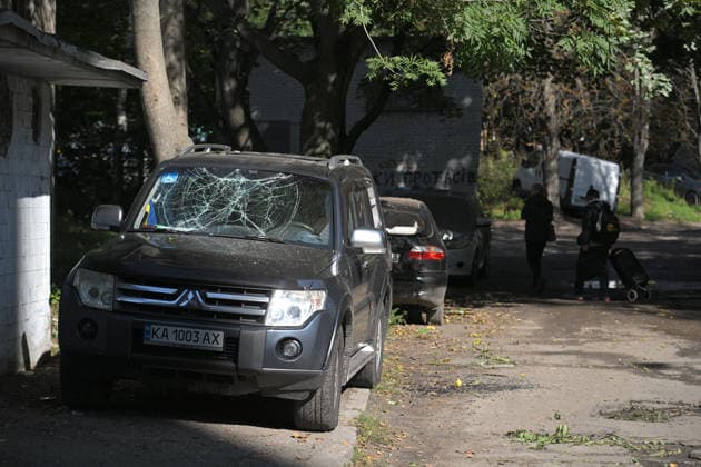 Russian drone attack damages supermarket and apartment block in Kyiv The windscreen of a car, parked near a five-storey apartment block in the Solomianskyi district, is damaged by a Russian drone attack, Kyiv, Ukraine, September 26, 2026. During the morning assault on the capital, a Russian drone exploded close to the residential building. A fire covering 400 square metres broke out, destroying a supermarket on the ground floor and spreading to apartments up to the third floor. Four people were injured, and 20 others were rescued., Credit:Yevhen Kotenko Ukrinform Avalon Ukraine, Kyiv  Copyright: xYevhenxKotenkox xUkrinformx xAvalonx 1138488853