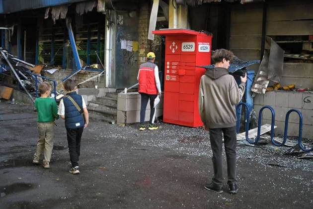 Russian drone attack damages supermarket and apartment block in Kyiv Boys stand outside a damaged supermarket on the ground floor of a five-storey apartment block in the Solomianskyi district after a Russian drone attack, Kyiv, Ukraine, September 26, 2026. During the morning assault on the capital, a Russian drone exploded close to the residential building. A fire covering 400 square metres broke out, destroying a supermarket on the ground floor and spreading to apartments up to the third floor. Four people were injured, and 20 others were rescued., Credit:Yevhen Kotenko Ukrinform Avalon Ukraine, Kyiv  Copyright: xYevhenxKotenkox xUkrinformx xAvalonx 1138488858