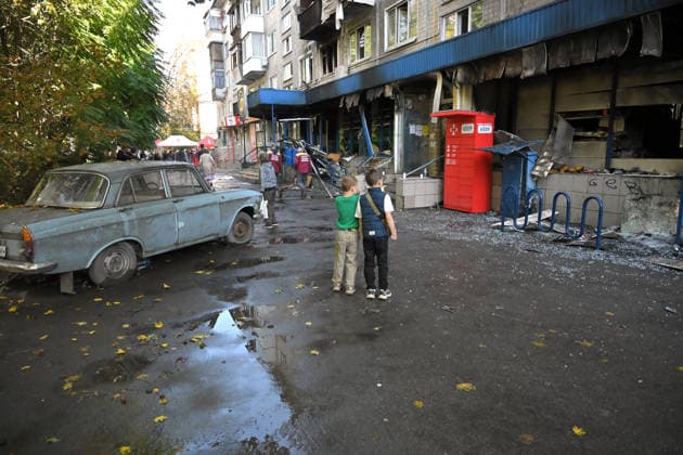 Russian drone attack damages supermarket and apartment block in Kyiv Boys stand outside a damaged supermarket on the ground floor of a five-storey apartment block in the Solomianskyi district after a Russian drone attack, Kyiv, Ukraine, September 26, 2026. During the morning assault on the capital, a Russian drone exploded close to the residential building. A fire covering 400 square metres broke out, destroying a supermarket on the ground floor and spreading to apartments up to the third floor. Four people were injured, and 20 others were rescued., Credit:Yevhen Kotenko Ukrinform Avalon Ukraine, Kyiv  Copyright: xYevhenxKotenkox xUkrinformx xAvalonx 1138488875