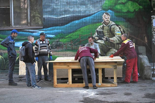 Russian drone attack damages supermarket and apartment block in Kyiv Repairmen cut boards to seal windows in a five-storey apartment block in the Solomianskyi district, shattered by a Russian drone attack, Kyiv, Ukraine, September 26, 2026. During the morning assault on the capital, a Russian drone exploded close to the residential building. A fire covering 400 square metres broke out, destroying a supermarket on the ground floor and spreading to apartments up to the third floor. Four people were injured, and 20 others were rescued., Credit:Yevhen Kotenko Ukrinform Avalon Ukraine, Kyiv  Copyright: xYevhenxKotenkox xUkrinformx xAvalonx 1138488890