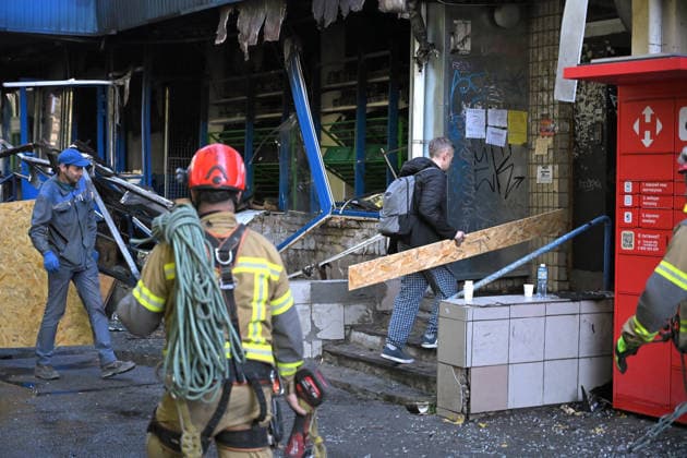 Russian drone attack damages supermarket and apartment block in Kyiv First responders deal with the consequences of a Russian drone attack at an apartment block in the Solomianskyi district, Kyiv, Ukraine, September 26, 2026. During the morning assault on the capital, a Russian drone exploded close to the residential building. A fire covering 400 square metres broke out, destroying a supermarket on the ground floor and spreading to apartments up to the third floor. Four people were injured, and 20 others were rescued., Credit:Yevhen Kotenko Ukrinform Avalon Ukraine, Kyiv  Copyright: xYevhenxKotenkox xUkrinformx xAvalonx 1138488899