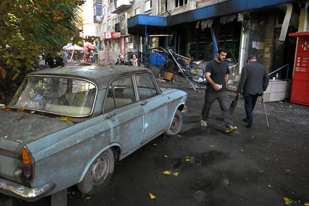Russian drone attack damages supermarket and apartment block in Kyiv People walk past a car and a supermarket in the Solomianskyi district, damaged by a Russian drone attack, Kyiv, Ukraine, September 26, 2026. During the morning assault on the capital, a Russian drone exploded close to the residential building. A fire covering 400 square metres broke out, destroying a supermarket on the ground floor and spreading to apartments up to the third floor. Four people were injured, and 20 others were rescued., Credit:Yevhen Kotenko Ukrinform Avalon Ukraine, Kyiv  Copyright: xYevhenxKotenkox xUkrinformx xAvalonx 1138488905