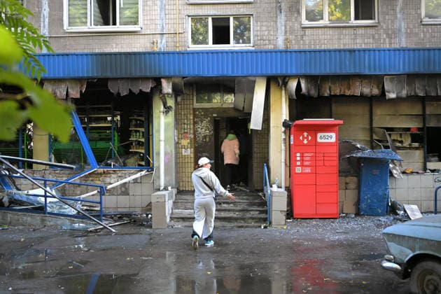 Russian drone attack damages supermarket and apartment block in Kyiv People walk into an apartment block in the Solomianskyi district, damaged by a Russian drone attack, Kyiv, Ukraine, September 26, 2026. During the morning assault on the capital, a Russian drone exploded close to the residential building. A fire covering 400 square metres broke out, destroying a supermarket on the ground floor and spreading to apartments up to the third floor. Four people were injured, and 20 others were rescued., Credit:Yevhen Kotenko Ukrinform Avalon Ukraine, Kyiv  Copyright: xYevhenxKotenkox xUkrinformx xAvalonx 1138488920