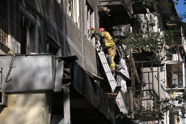 Russian drone attack damages supermarket and apartment block in Kyiv A State Emergency Service rescuer stands on a telescopic ladder at an apartment block in the Solomianskyi district, damaged by a Russian drone attack, Kyiv, Ukraine, September 26, 2026. During the morning assault on the capital, a Russian drone exploded close to the residential building. A fire covering 400 square metres broke out, destroying a supermarket on the ground floor and spreading to apartments up to the third floor. Four people were injured, and 20 others were rescued., Credit:Yevhen Kotenko Ukrinform Avalon Ukraine, Kyiv  Copyright: xYevhenxKotenkox xUkrinformx xAvalonx 1138488929