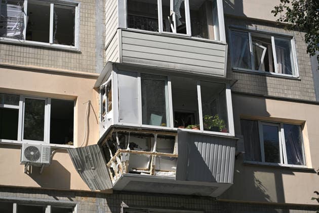Russian drone attack damages supermarket and apartment block in Kyiv Balconies and windows in a five-storey apartment block in the Solomianskyi district are shattered by a Russian drone attack, Kyiv, Ukraine, September 26, 2026. During the morning assault on the capital, a Russian drone exploded close to the residential building. A fire covering 400 square metres broke out, destroying a supermarket on the ground floor and spreading to apartments up to the third floor. Four people were injured, and 20 others were rescued., Credit:Yevhen Kotenko Ukrinform Avalon Ukraine, Kyiv  Copyright: xYevhenxKotenkox xUkrinformx xAvalonx 1138488947
