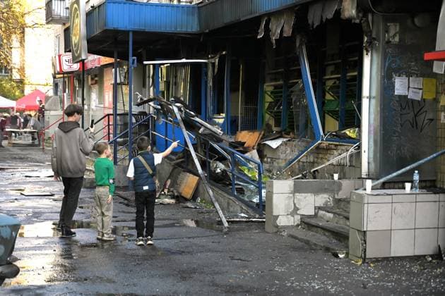Russian drone attack damages supermarket and apartment block in Kyiv Boys stand outside a damaged supermarket on the ground floor of a five-storey apartment block in the Solomianskyi district after a Russian drone attack, Kyiv, Ukraine, September 26, 2026. During the morning assault on the capital, a Russian drone exploded close to the residential building. A fire covering 400 square metres broke out, destroying a supermarket on the ground floor and spreading to apartments up to the third floor. Four people were injured, and 20 others were rescued., Credit:Yevhen Kotenko Ukrinform Avalon Ukraine, Kyiv  Copyright: xYevhenxKotenkox xUkrinformx xAvalonx 1138488961