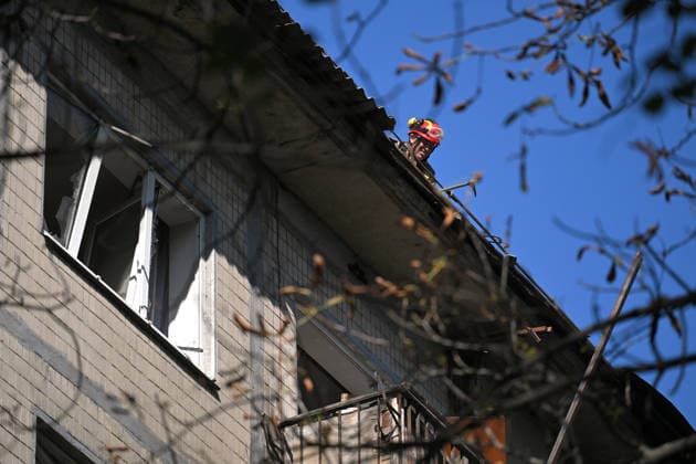 Russian drone attack damages supermarket and apartment block in Kyiv A State Emergency Service rescuer is on the roof of an apartment block in the Solomianskyi district, damaged by a Russian drone attack, Kyiv, Ukraine, September 26, 2026. During the morning assault on the capital, a Russian drone exploded close to the residential building. A fire covering 400 square metres broke out, destroying a supermarket on the ground floor and spreading to apartments up to the third floor. Four people were injured, and 20 others were rescued., Credit:Yevhen Kotenko Ukrinform Avalon Ukraine, Kyiv  Copyright: xYevhenxKotenkox xUkrinformx xAvalonx 1138488969