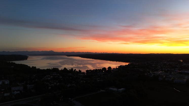 A late summer day in Starnberg, the county seat of Starnberg County. Here is a view from above at sunset, twilight, of Lake Starnberg and the Alps—including the Zugspitze—with the play of colors in the sky.