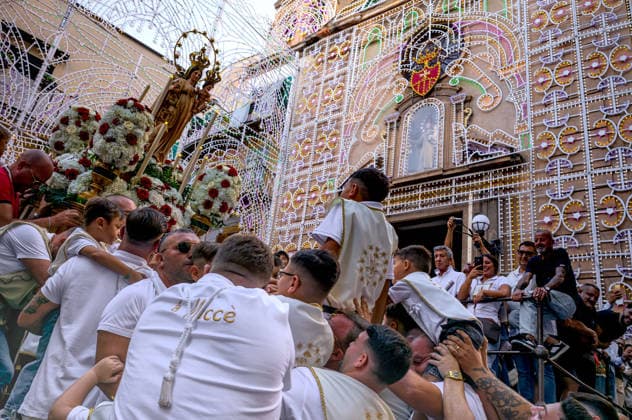 Children s procession with the ferculum of Maria SS.della Mercede at Capo PALERMO, ITALY - SEPTEMBER 26: Children carry a ferculum of Maria SS.della Mercede at Capo during a religious procession September 26, 2026, in Palermo, Italy. The procession of children carrying the ferculum of Maria SS.della Mercede at Capo district precedes tomorrow s procession in honor of Maria SS.della Mercede at Capo venerated in the Church of Santa Maria della Mercede at Al Capo district, and organized by the Confraternity of the Maria SS.della Mercede at Capo, founded in 1590. Palermo Italy Copyright: xStefanoxMontesix