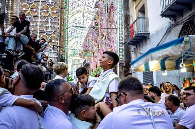 Children s procession with the ferculum of Maria SS.della Mercede at Capo PALERMO, ITALY - SEPTEMBER 26: Children carry a ferculum of Maria SS.della Mercede at Capo during a religious procession September 26, 2026, in Palermo, Italy. The procession of children carrying the ferculum of Maria SS.della Mercede at Capo district precedes tomorrow s procession in honor of Maria SS.della Mercede at Capo venerated in the Church of Santa Maria della Mercede at Al Capo district, and organized by the Confraternity of the Maria SS.della Mercede at Capo, founded in 1590. Palermo Italy Copyright: xStefanoxMontesix