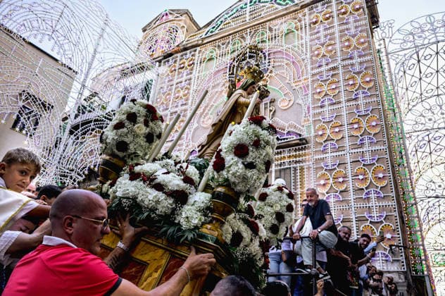 Children s procession with the ferculum of Maria SS.della Mercede at Capo PALERMO, ITALY - SEPTEMBER 26: Children carry a ferculum of Maria SS.della Mercede at Capo during a religious procession September 26, 2026, in Palermo, Italy. The procession of children carrying the ferculum of Maria SS.della Mercede at Capo district precedes tomorrow s procession in honor of Maria SS.della Mercede at Capo venerated in the Church of Santa Maria della Mercede at Al Capo district, and organized by the Confraternity of the Maria SS.della Mercede at Capo, founded in 1590. Palermo Italy Copyright: xStefanoxMontesix