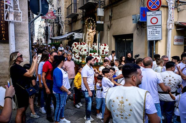 Children s procession with the ferculum of Maria SS.della Mercede at Capo PALERMO, ITALY - SEPTEMBER 26: Children carry a ferculum of Maria SS.della Mercede at Capo during a religious procession September 26, 2026, in Palermo, Italy. The procession of children carrying the ferculum of Maria SS.della Mercede at Capo district precedes tomorrow s procession in honor of Maria SS.della Mercede at Capo venerated in the Church of Santa Maria della Mercede at Al Capo district, and organized by the Confraternity of the Maria SS.della Mercede at Capo, founded in 1590. Palermo Italy Copyright: xStefanoxMontesix