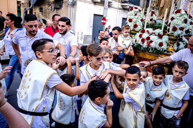 Children s procession with the ferculum of Maria SS.della Mercede at Capo PALERMO, ITALY - SEPTEMBER 26: Children carry a ferculum of Maria SS.della Mercede at Capo during a religious procession September 26, 2026, in Palermo, Italy. The procession of children carrying the ferculum of Maria SS.della Mercede at Capo district precedes tomorrow s procession in honor of Maria SS.della Mercede at Capo venerated in the Church of Santa Maria della Mercede at Al Capo district, and organized by the Confraternity of the Maria SS.della Mercede at Capo, founded in 1590. Palermo Italy Copyright: xStefanoxMontesix