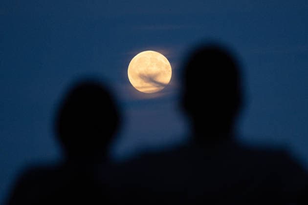 September 26, 2026, Frankfurt, Hesse, Germany: The September full moon, known as the Harvest Moon, rises in front of a couple in Frankfurt am Main, Germany. Frankfurt Germany - ZUMAb332 20260926_zip_b332_007 Copyright: xMatiasxBasualdox
