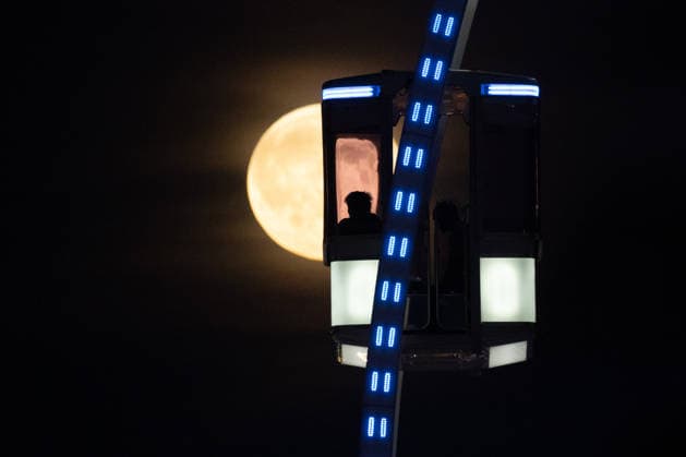 September 26, 2026, Frankfurt, Hesse, Germany: The September full moon, known as the Harvest Moon, rises behind a Ferris wheel during an autumn fun fair in Frankfurt am Main, Germany. Frankfurt Germany - ZUMAb332 20260926_zip_b332_008 Copyright: xMatiasxBasualdox