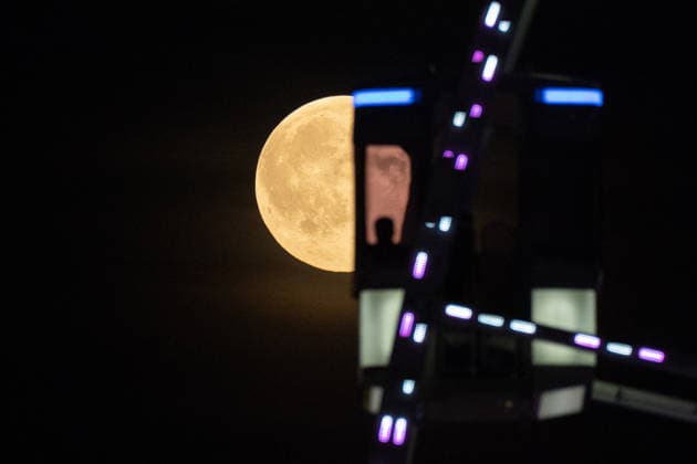 September 26, 2026, Frankfurt, Hesse, Germany: The September full moon, known as the Harvest Moon, rises behind a Ferris wheel during an autumn fun fair in Frankfurt am Main, Germany. Frankfurt Germany - ZUMAb332 20260926_zip_b332_009 Copyright: xMatiasxBasualdox