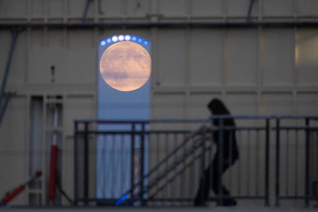 September 26, 2026, Frankfurt, Hesse, Germany: The September full moon, known as the Harvest Moon, is seen through the structure of an amusement ride during an autumn fun fair in Frankfurt am Main, Germany. Frankfurt Germany - ZUMAb332 20260926_zip_b332_004 Copyright: xMatiasxBasualdox