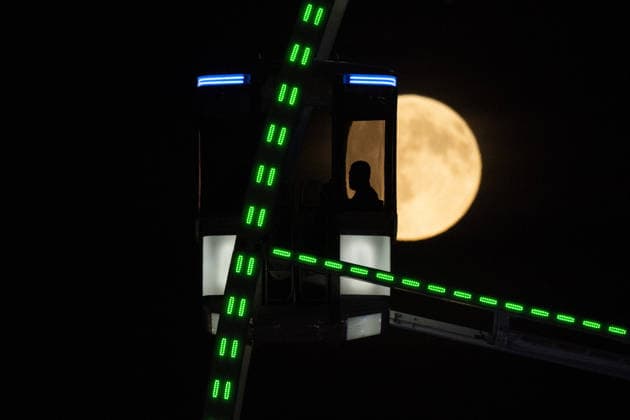 September 26, 2026, Frankfurt, Hesse, Germany: The September full moon, known as the Harvest Moon, rises behind a Ferris wheel during an autumn fun fair in Frankfurt am Main, Germany. Frankfurt Germany - ZUMAb332 20260926_zip_b332_010 Copyright: xMatiasxBasualdox
