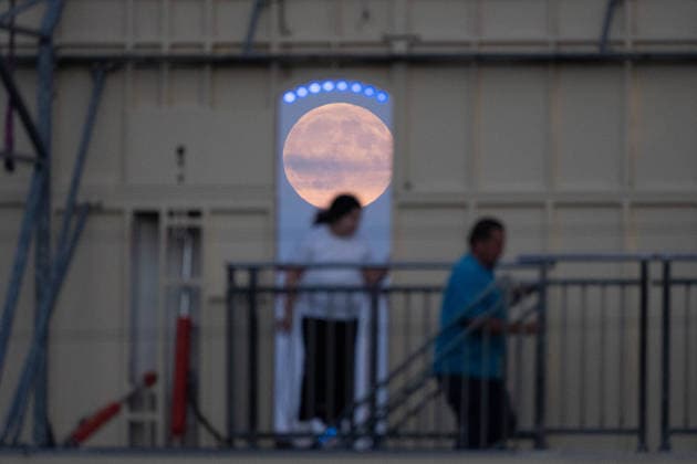 September 26, 2026, Frankfurt, Hesse, Germany: The September full moon, known as the Harvest Moon, is seen through the structure of an amusement ride during an autumn fun fair in Frankfurt am Main, Germany. Frankfurt Germany - ZUMAb332 20260926_zip_b332_003 Copyright: xMatiasxBasualdox