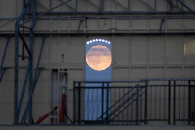September 26, 2026, Frankfurt, Hesse, Germany: The September full moon, known as the Harvest Moon, is seen through the structure of an amusement ride during an autumn fun fair in Frankfurt am Main, Germany. Frankfurt Germany - ZUMAb332 20260926_zip_b332_005 Copyright: xMatiasxBasualdox