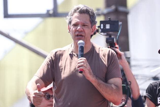 Lula goes for a walk in the east side of Sao Paulo. Sao Paulo, SP. 09 26 2026 - 2026 Elections - Candidate for governor of Sao Paulo, Fernando Haddad (PT) speaks with supporters after a walk in the center of Sao Miguel Paulista, east zone of Sao Paulo, this Saturday, September 26, 2026.(Foto: Marina Uezima Brazil Photo Press Brazil Photo Press) INTERNATIONAL Sao Paulo Sao Paulo Brasil Copyright: xMarinaxUezimax