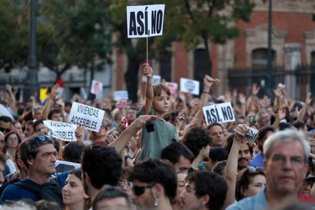 September 26, 2026, Madrid, Community Of Madrid, Spain: Thousands of demonstrators march through central Madrid to protest the recent eviction of Maricarmen Abascal, an 87-year-old disabled woman, and demand urgent housing rights on Saturday, September 26, 2026, in Madrid, Spain. Organized by the Sindicato de Inquilinas (Tenants Union) under the slogan Ni una Maricarmen moÂ¡s (Not one more Maricarmen), the mobilization gathered tens of thousands of people. Protesters marched from Puerta del Sol to the Congress of Deputies, calling for the immediate approval of a government Maricarmen decree to freeze rent prices, ensure indefinite contracts, and prohibit evictions without alternative housing. The event, which included a call for a perm - ZUMAo127 20260926_zep_o127_082 Copyright: xHugoxOrtunox