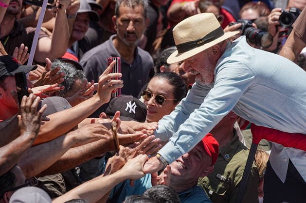 (260926) -- SAO PAULO, Sept. 26, 2026 -- Brazilian President Luiz Inacio Lula da Silva, presidential candidate of Brazil s ruling Workers Party, shakes hands with supporters during a campaign rally in Sao Paulo, Brazil, Sept. 26, 2026. (Photo by Xinhua) BRAZIL-SAO PAULO-LULA-PRESIDENTIAL ELECTION-CAMPAIGN RALLY PauloxLopes 