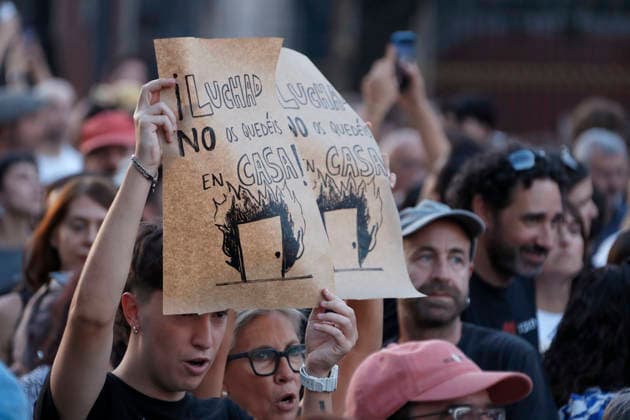 September 26, 2026, Madrid, Community Of Madrid, Spain: Thousands of demonstrators march through central Madrid to protest the recent eviction of Maricarmen Abascal, an 87-year-old disabled woman, and demand urgent housing rights on Saturday, September 26, 2026, in Madrid, Spain. Organized by the Sindicato de Inquilinas (Tenants Union) under the slogan Ni una Maricarmen moÂ¡s (Not one more Maricarmen), the mobilization gathered tens of thousands of people. Protesters marched from Puerta del Sol to the Congress of Deputies, calling for the immediate approval of a government Maricarmen decree to freeze rent prices, ensure indefinite contracts, and prohibit evictions without alternative housing. The event, which included a call for a perm - ZUMAo127 20260926_zep_o127_079 Copyright: xHugoxOrtunox
