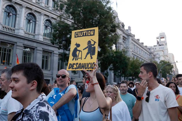 September 26, 2026, Madrid, Community Of Madrid, Spain: Thousands of demonstrators march through central Madrid to protest the recent eviction of Maricarmen Abascal, an 87-year-old disabled woman, and demand urgent housing rights on Saturday, September 26, 2026, in Madrid, Spain. Organized by the Sindicato de Inquilinas (Tenants Union) under the slogan Ni una Maricarmen moÂ¡s (Not one more Maricarmen), the mobilization gathered tens of thousands of people. Protesters marched from Puerta del Sol to the Congress of Deputies, calling for the immediate approval of a government Maricarmen decree to freeze rent prices, ensure indefinite contracts, and prohibit evictions without alternative housing. The event, which included a call for a perm - ZUMAo127 20260926_zep_o127_078 Copyright: xHugoxOrtunox
