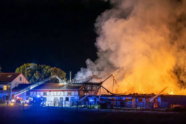Flames Leaping from Equestrian Facility: Major Fire Near Tübingen-Pfrondorf; Large-Scale Operation on Saturday Evening in Tübingen-Pfrondorf An agric Copyright: x xonw-imagesx xDanielxKesslerx